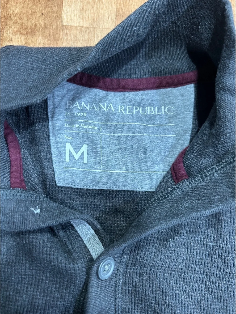 Banana Republic Men's Medium Gray Pullover Henley Shirt
